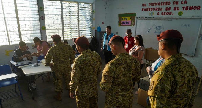 Soldaten in einem Wahlbüro in La Campanera bei der Präsidentenwahl am Sonntag