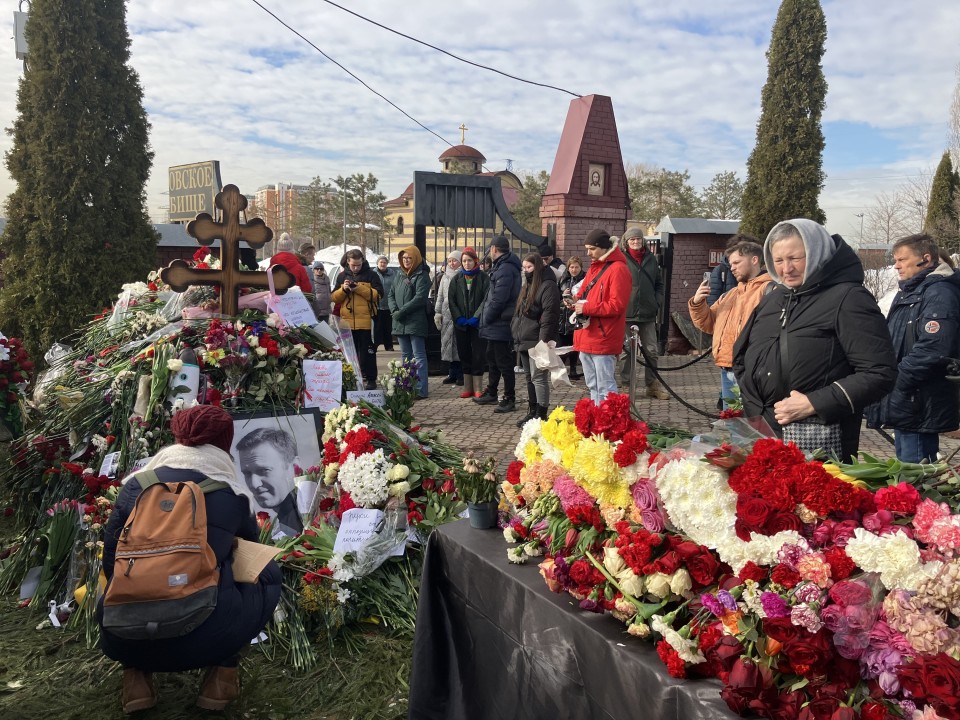 Besucher am Grab von Alexej Nawalnyj auf dem Borissowo-Friedhof in Moskau