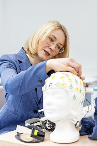 Anna-Lena Schubert mit EEG-Equipment.