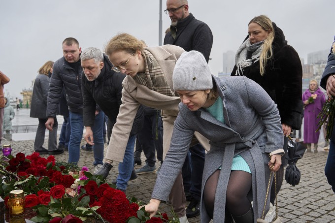 Menschen legen in Wladiwostok Blumen im Gedenken an die Getöteten nieder.