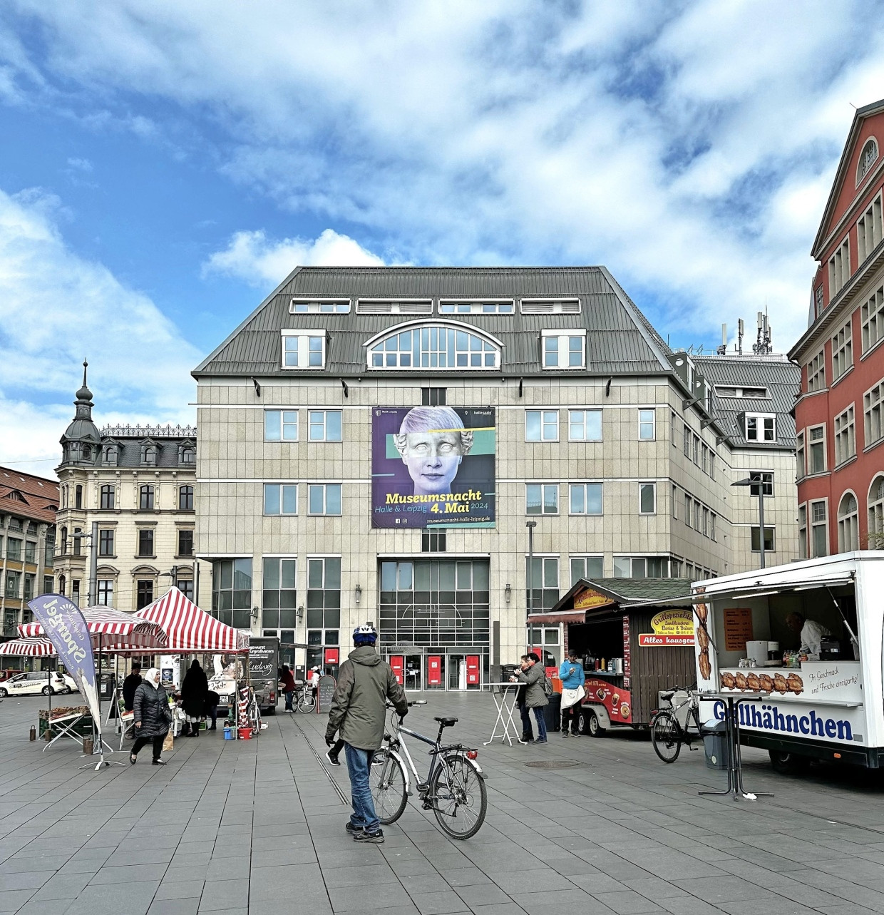 Leere Halle: Das einstige Galeria-Gebäude an der Nordwestecke des Marktplatzes in Halle an der Saale