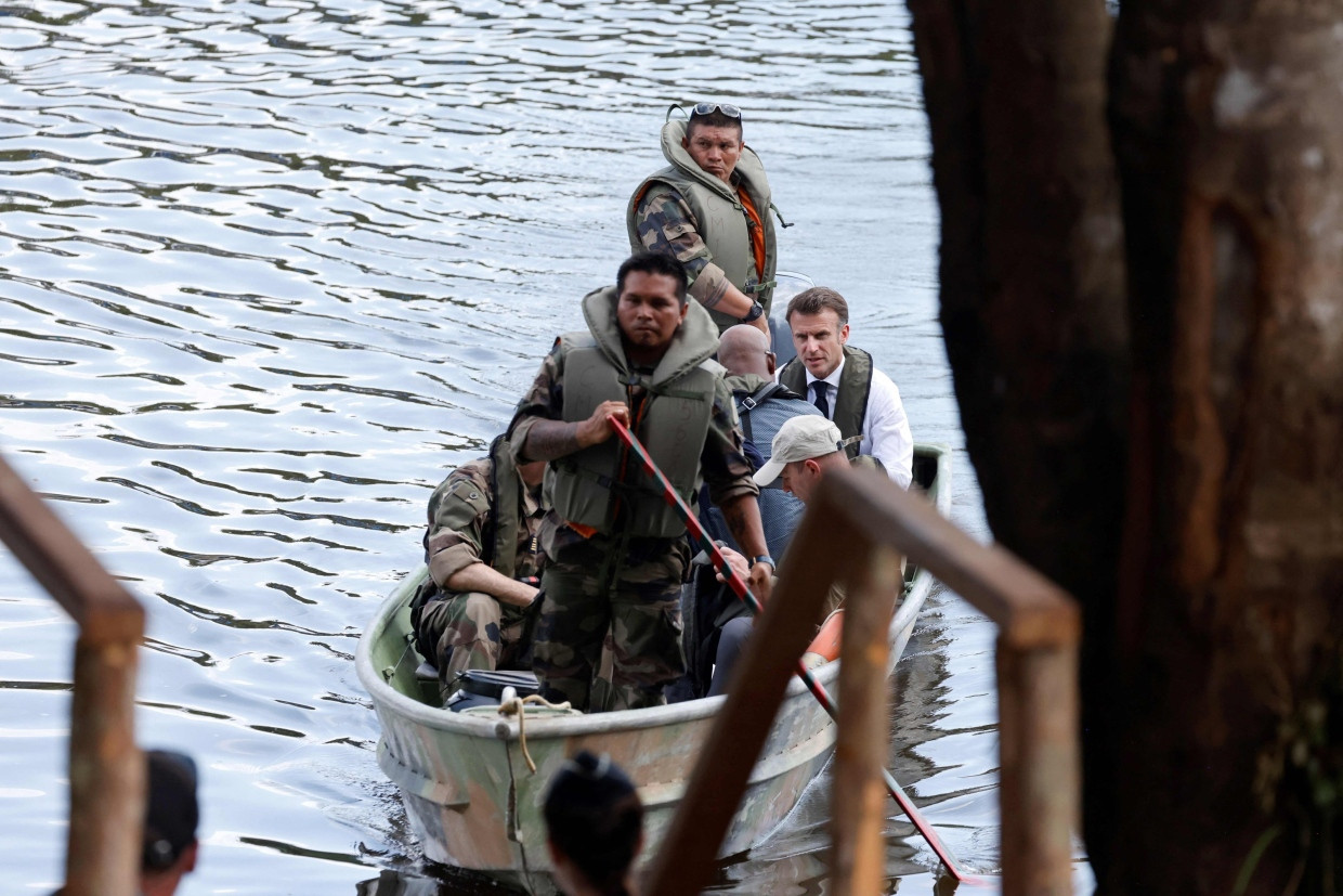 Emmanuel Macron bei einer Übung der Fremdenlegion im französischen Département Guayana.